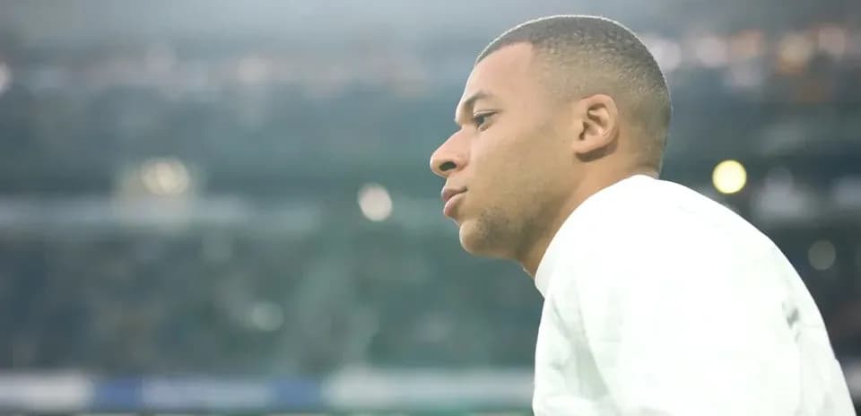 Jugador observando el campo antes del partido