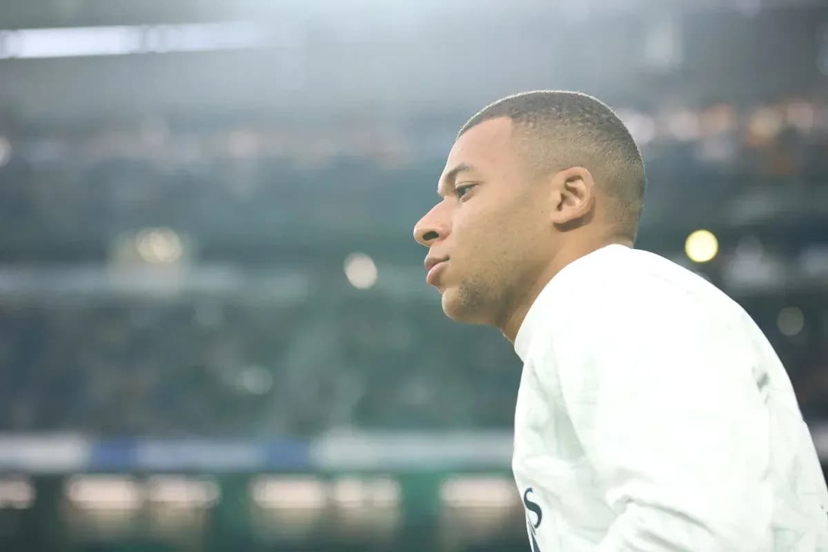 Jugador observando el campo antes del partido