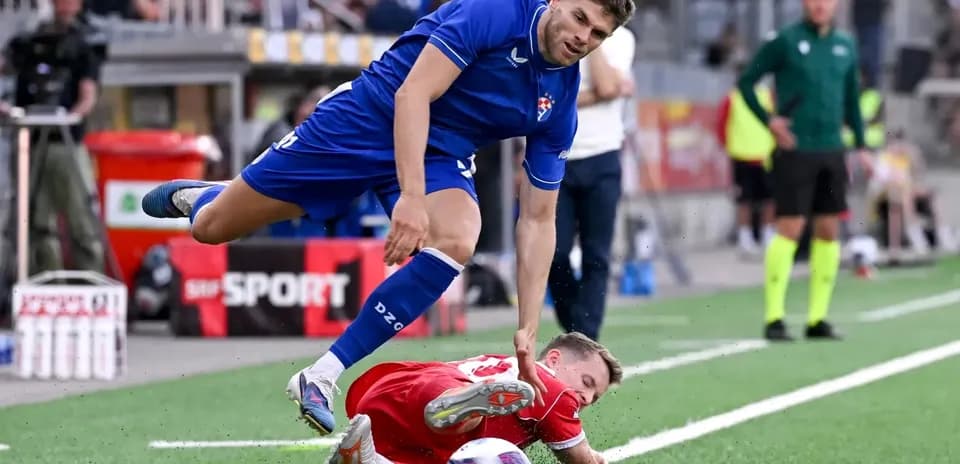 Jugador de Dinamo Zagreb en acción contra FC Thun