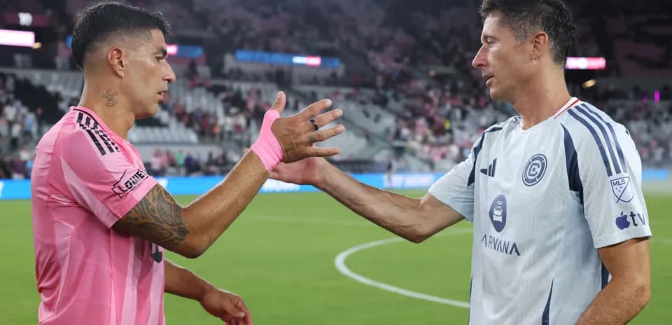 Jugadores saludándose tras el partido en el campo