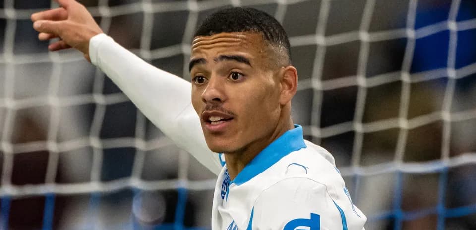 Jugador señalando durante un partido de fútbol