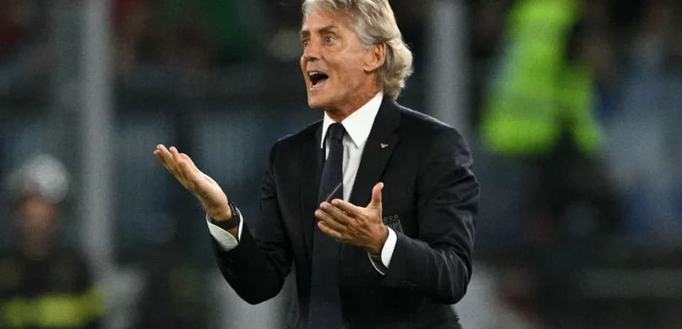 Entrenador dirigiendo a su equipo en el partido