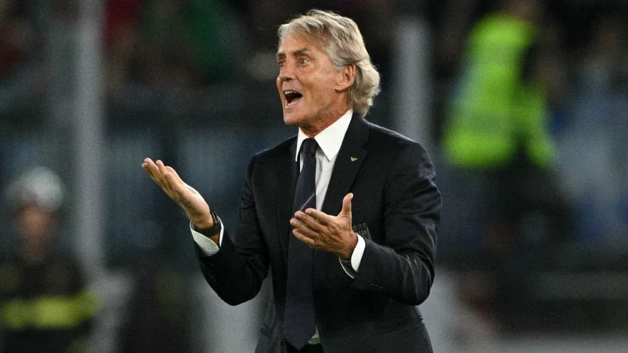 Entrenador dirigiendo a su equipo en el partido