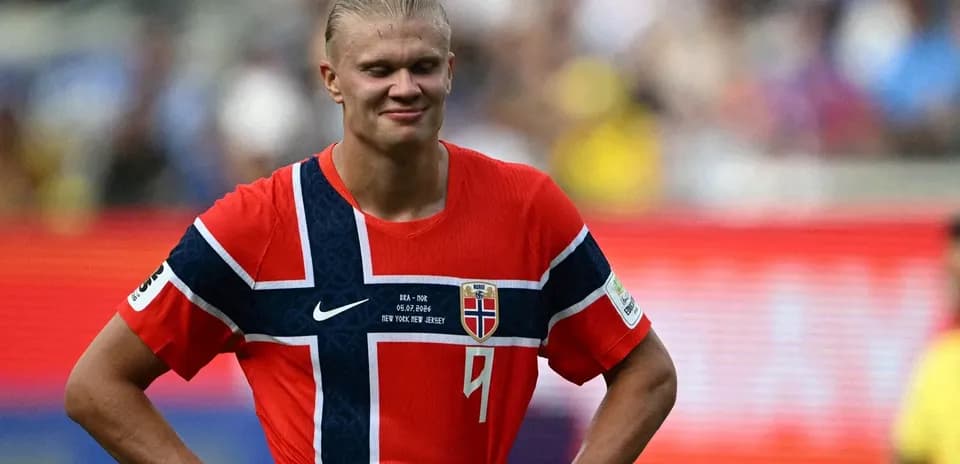 Jugador noruego con camiseta roja en el campo