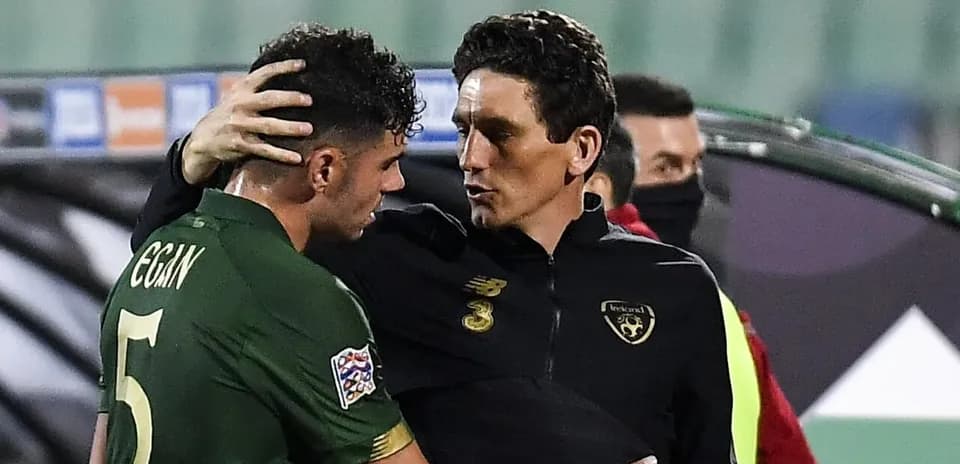 Entrenador hablando con jugador después del partido