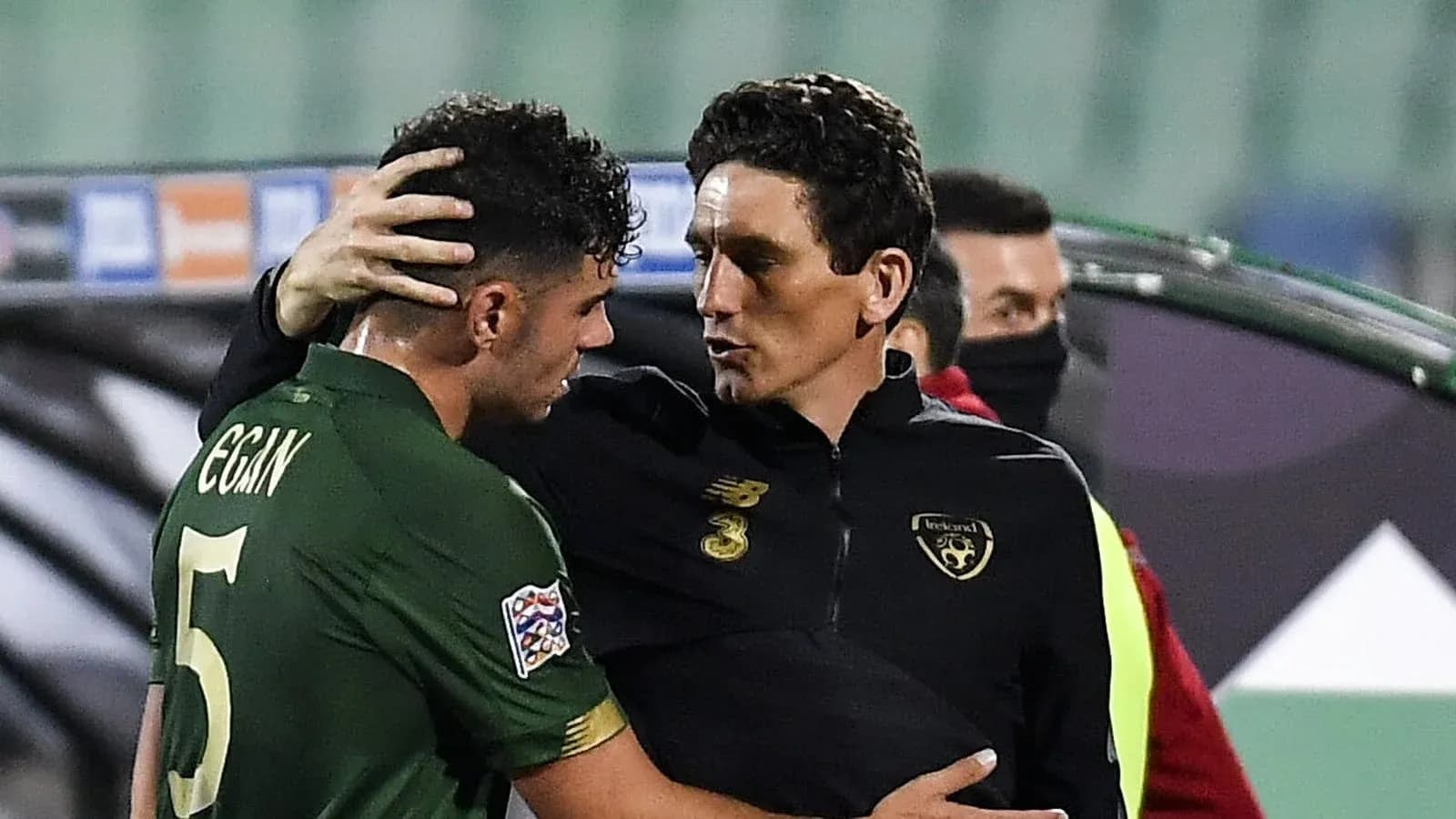 Entrenador hablando con jugador después del partido