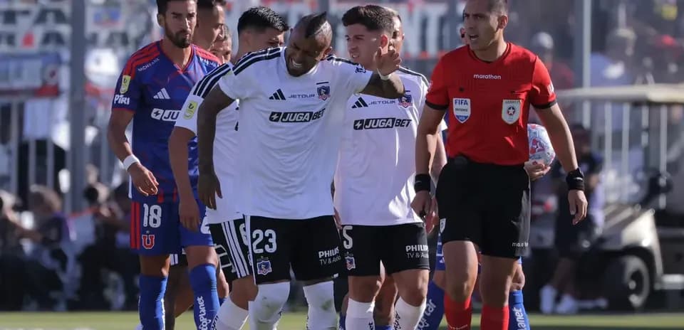 Jugadores de Colo Colo celebrando un gol