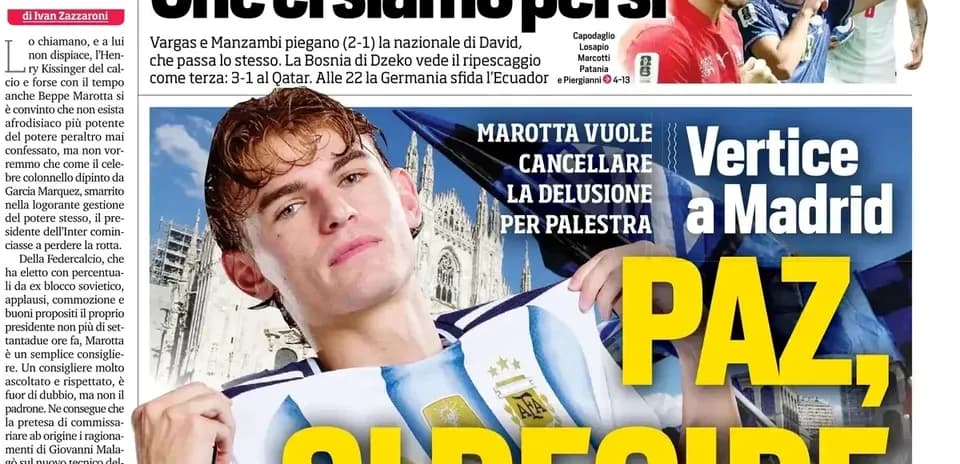 Jugador argentino sosteniendo su camiseta en primer plano