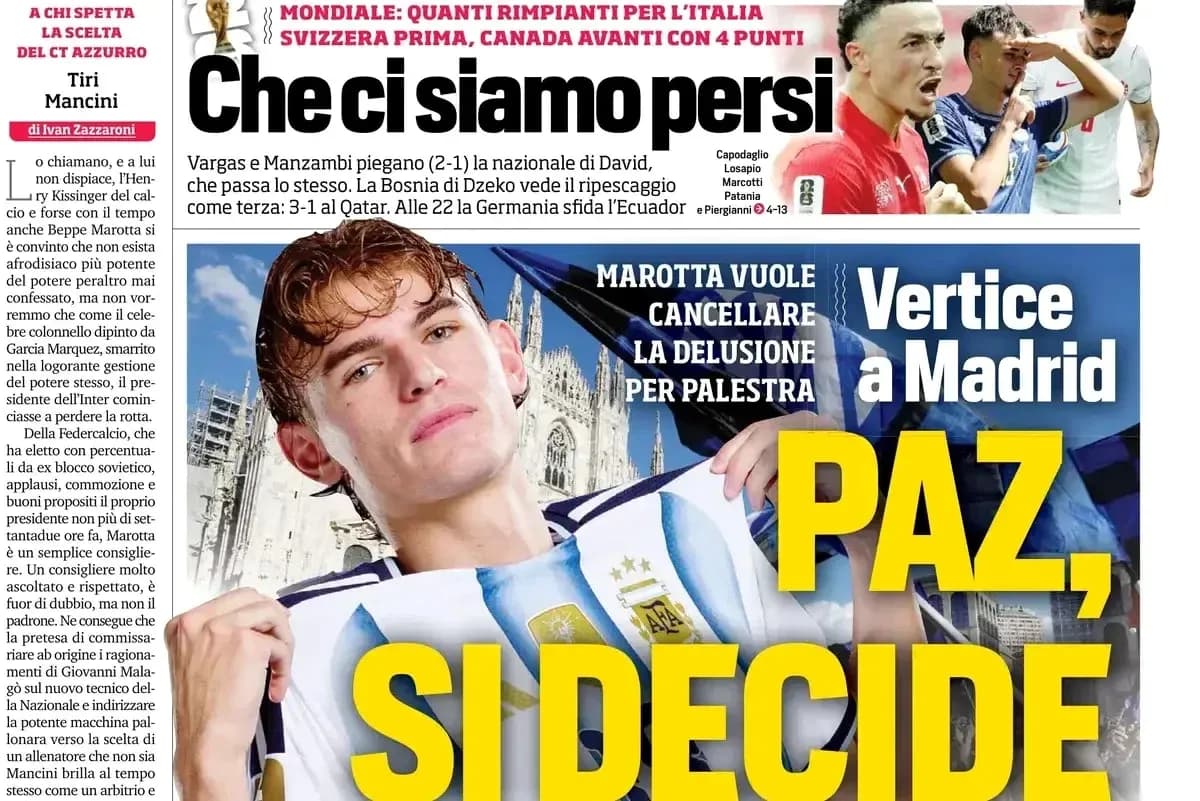 Jugador argentino sosteniendo su camiseta en primer plano