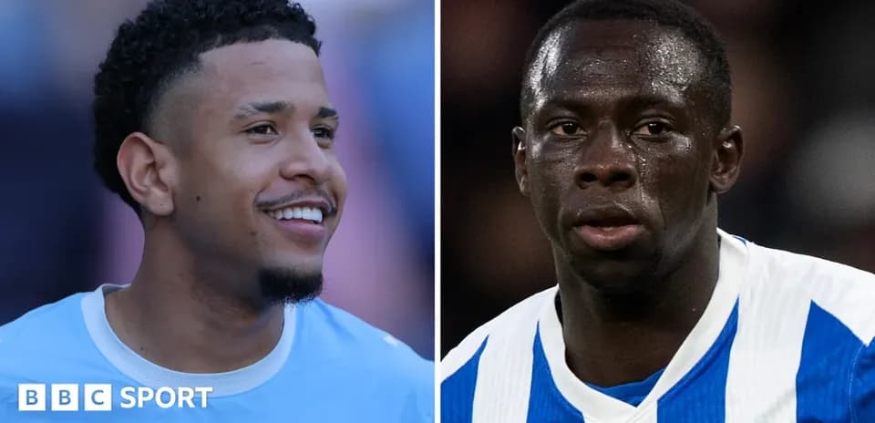 Jugadores de fútbol sonriendo y concentrados
