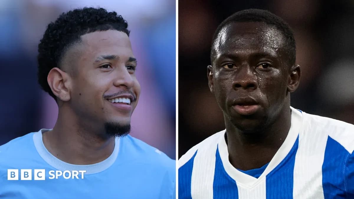 Jugadores de fútbol sonriendo y concentrados