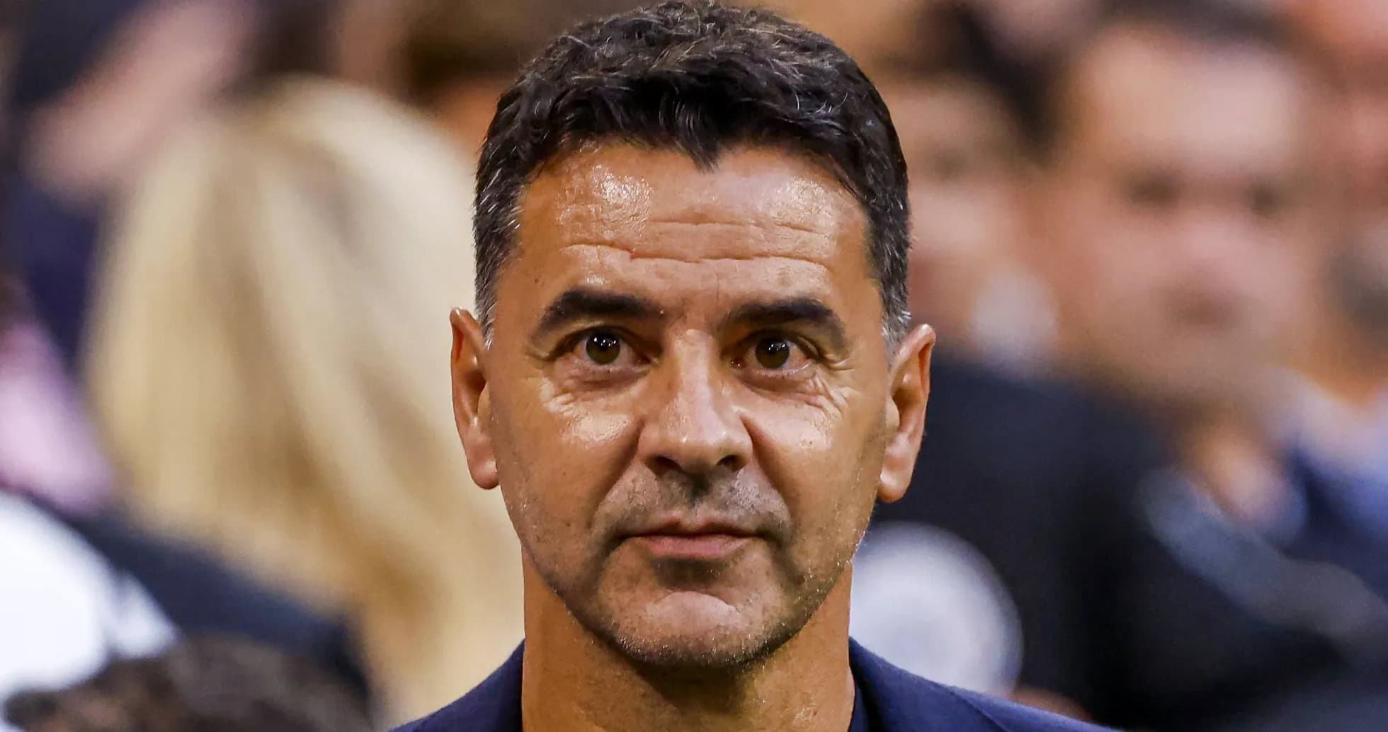 Entrenador observando el partido desde la banda