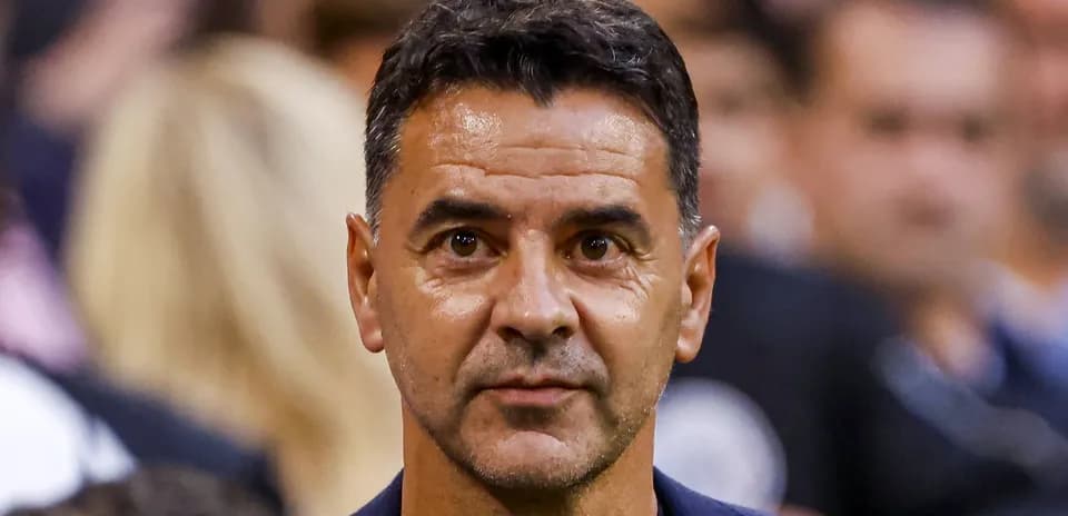 Entrenador observando el partido desde la banda