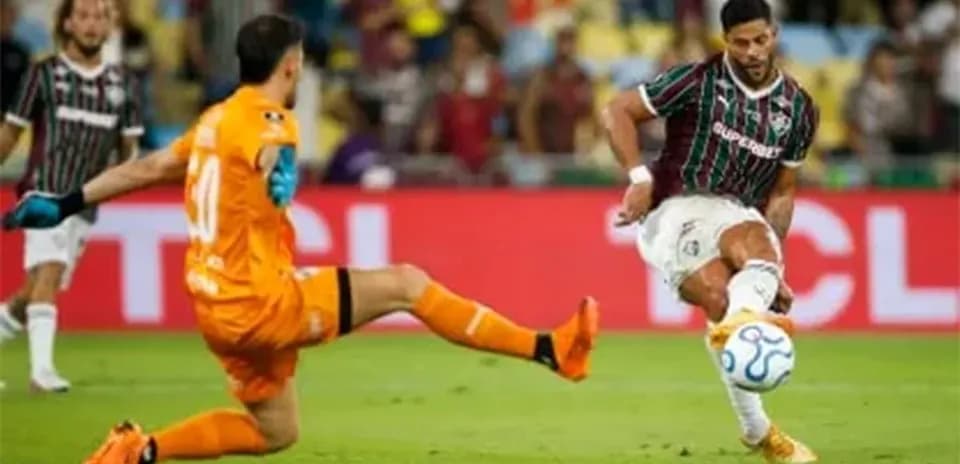 Jugador de Fluminense disparando a puerta
