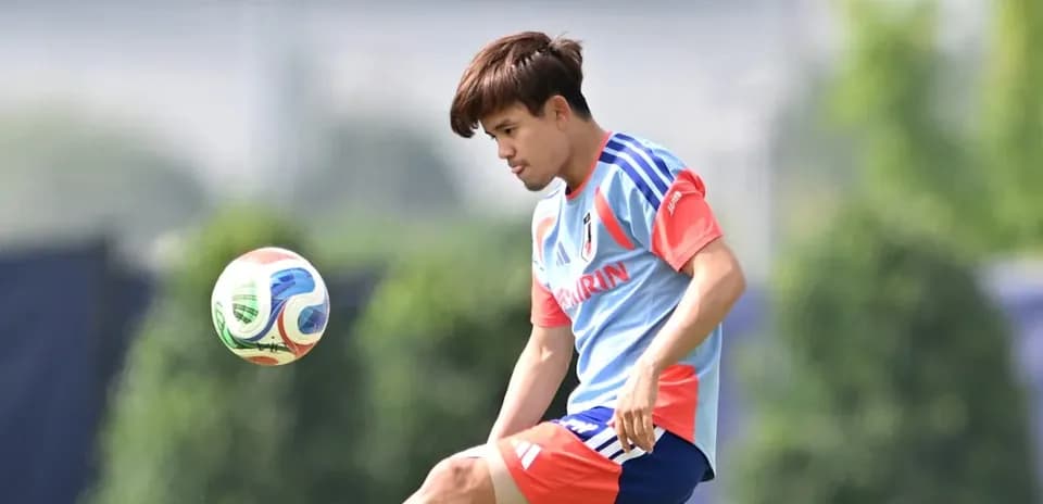 Jugador japonés practicando con balón en campo