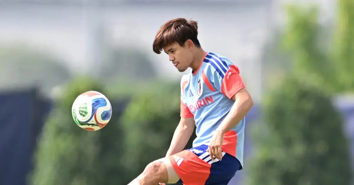 Jugador japonés practicando con balón en campo