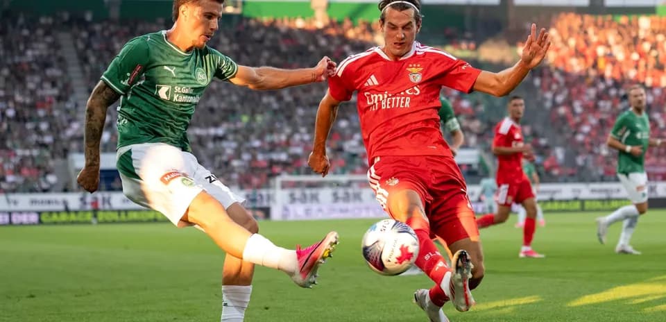 Jugadores de Benfica y FC St. Gallen compiten por el balón