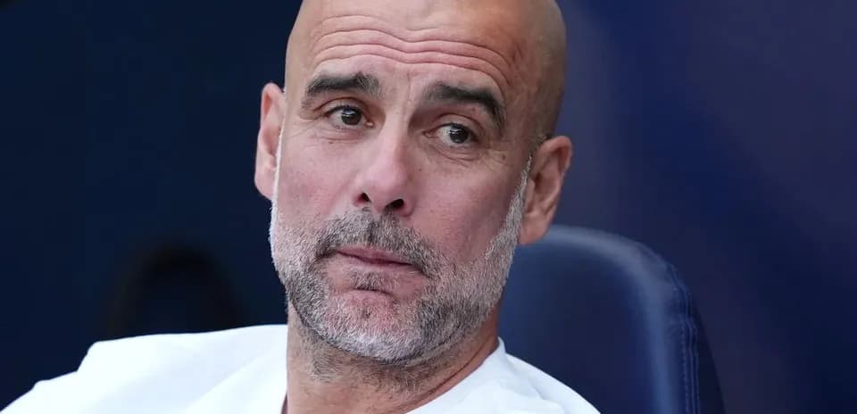 Entrenador observando desde el banquillo