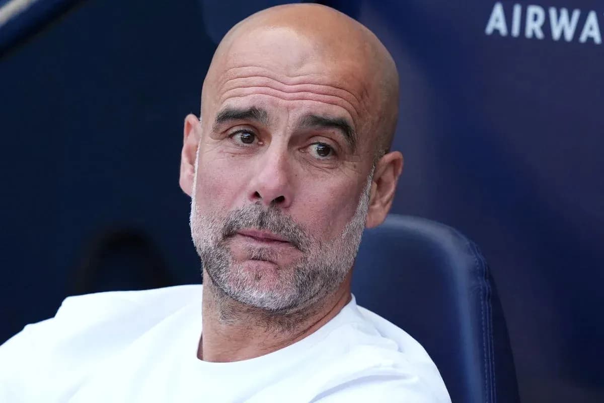 Entrenador observando desde el banquillo