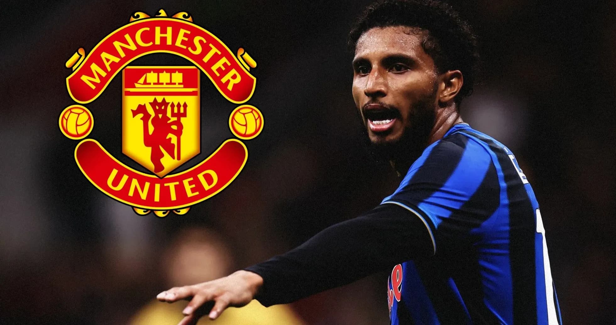 Jugador señalando mientras se ve el logo de Manchester United