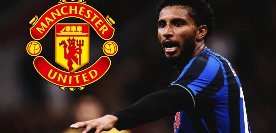 Jugador señalando mientras se ve el logo de Manchester United