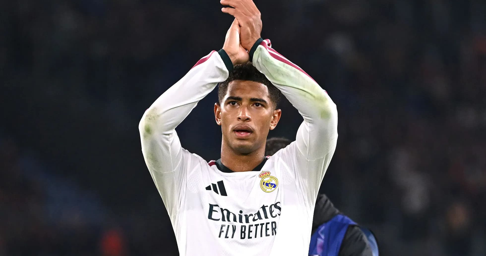 Jugador del Real Madrid aplaudiendo tras el partido