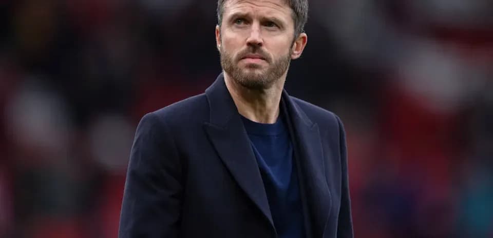 Entrenador observando el juego desde la banda