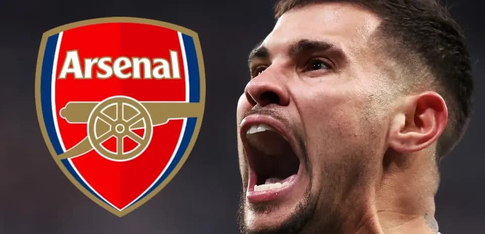 Jugador de Arsenal celebrando con el escudo del equipo