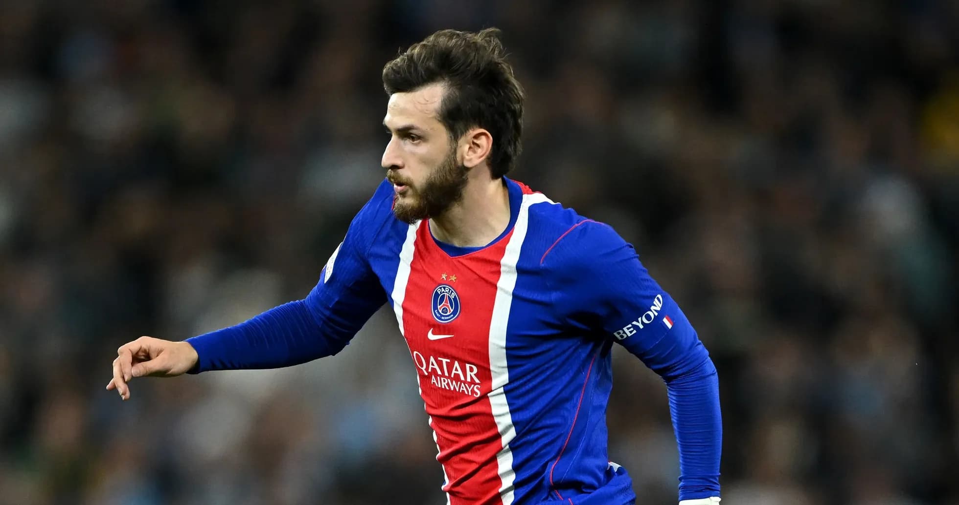 Jugador de PSG corriendo durante un partido
