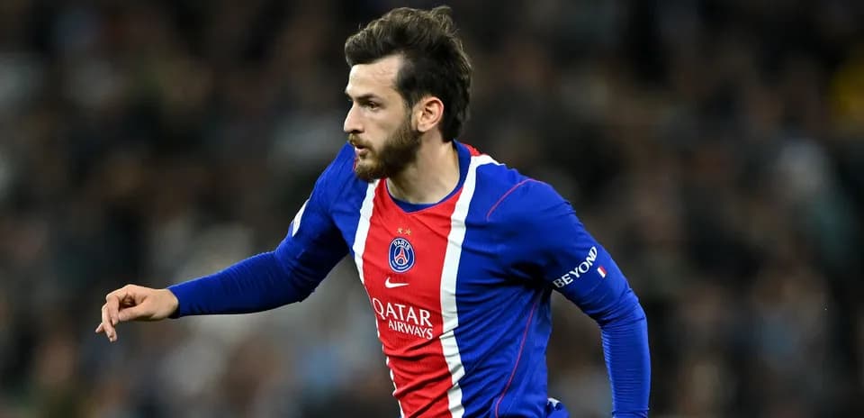 Jugador de PSG corriendo durante un partido