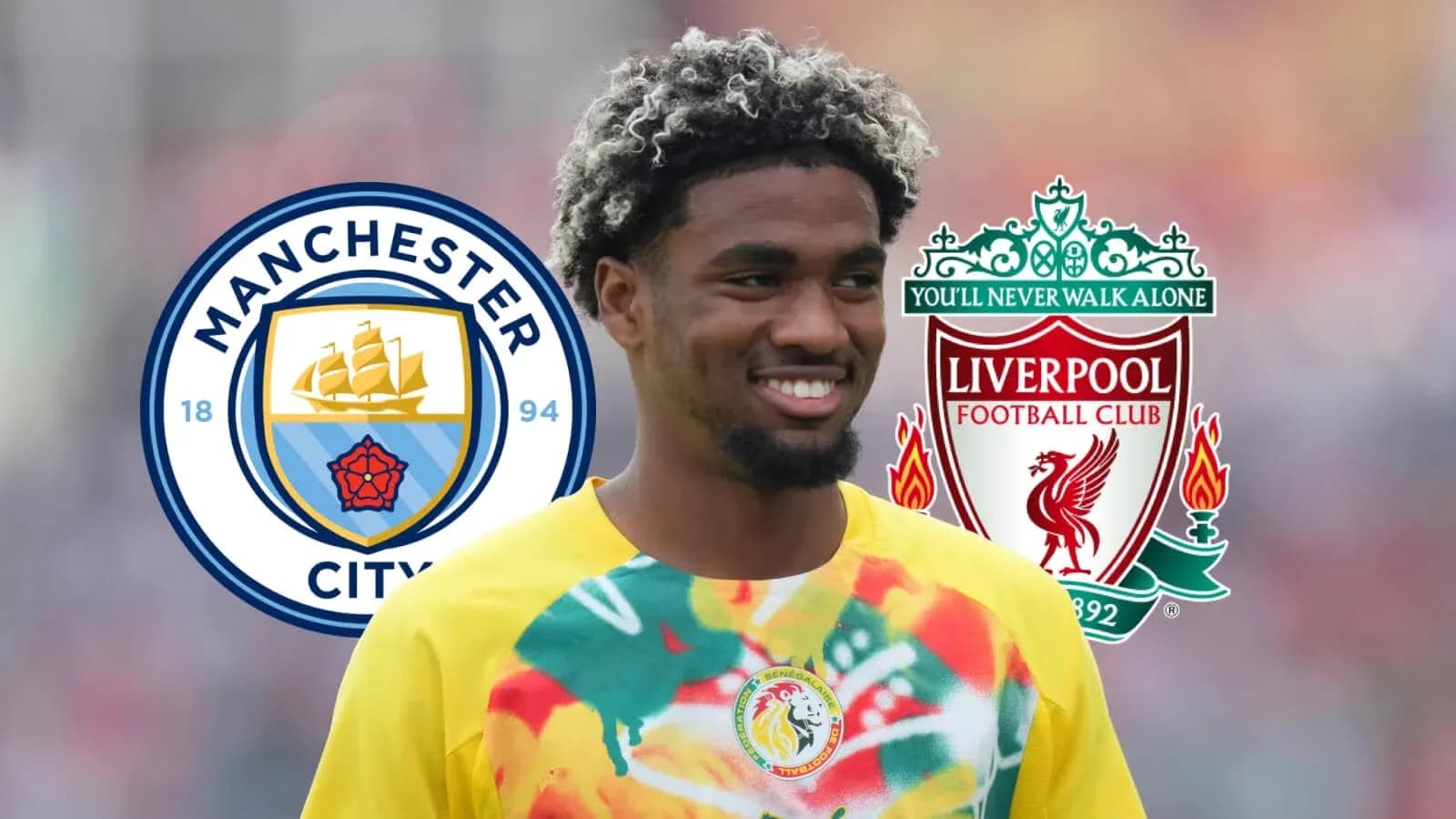 Jugador sonriendo con logotipos de Manchester City y Liverpool