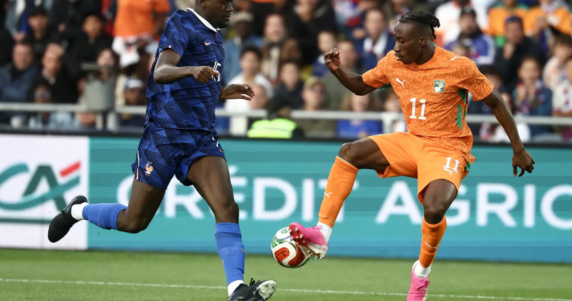 Jugador de Francia y Costa de Marfil en acción