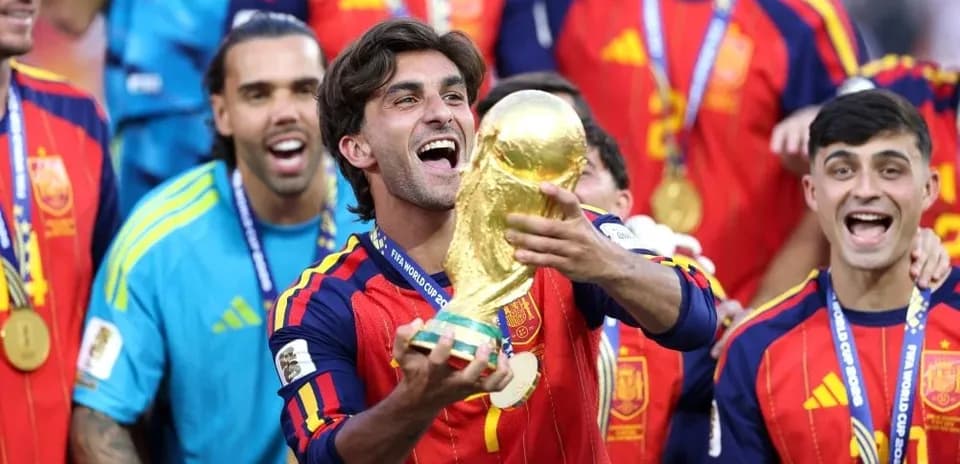 Jugador de España levantando trofeo de la Copa Mundial