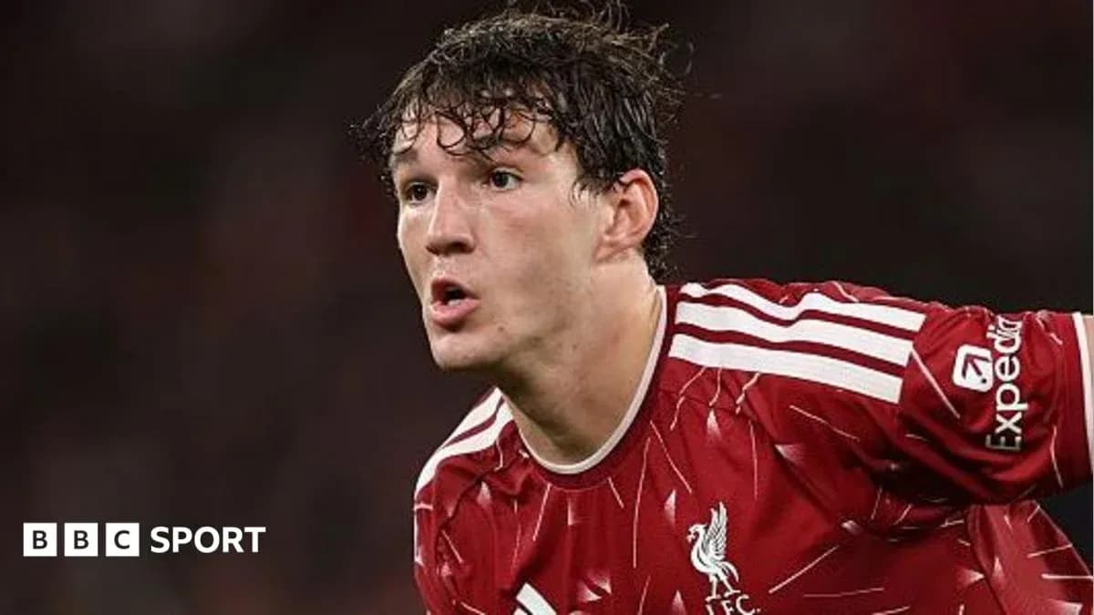 Jugador de Liverpool en acción durante el partido