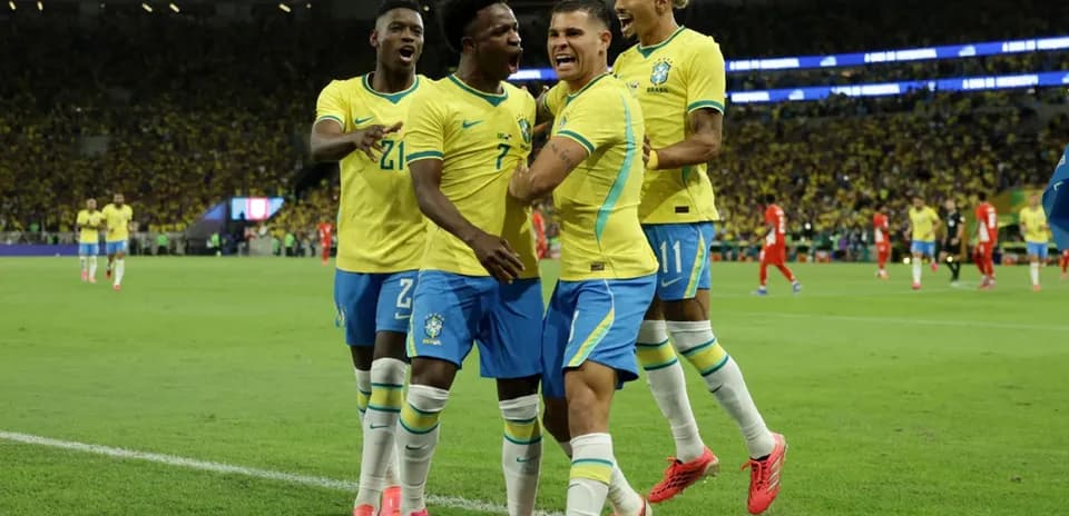 Jugadores de Brasil celebrando un gol