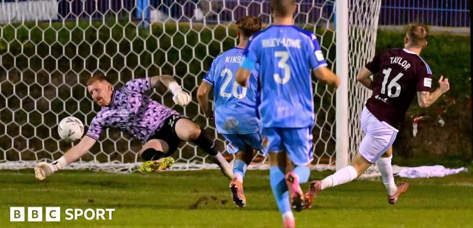 Portero lanzándose para detener un tiro a gol