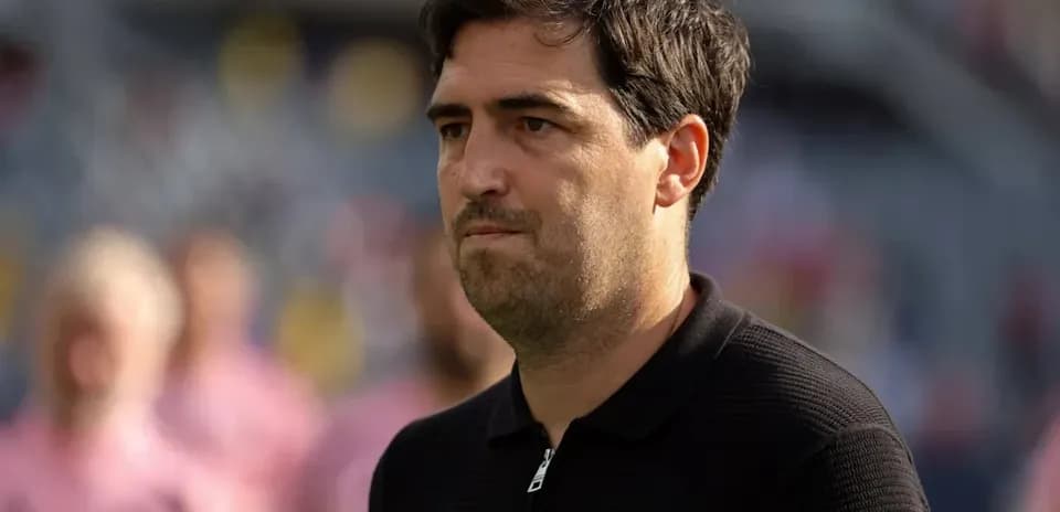 Entrenador en el campo antes del partido