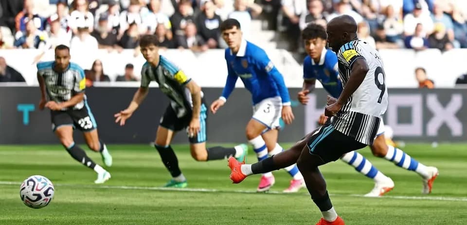 Jugador ejecutando un penalti durante el partido