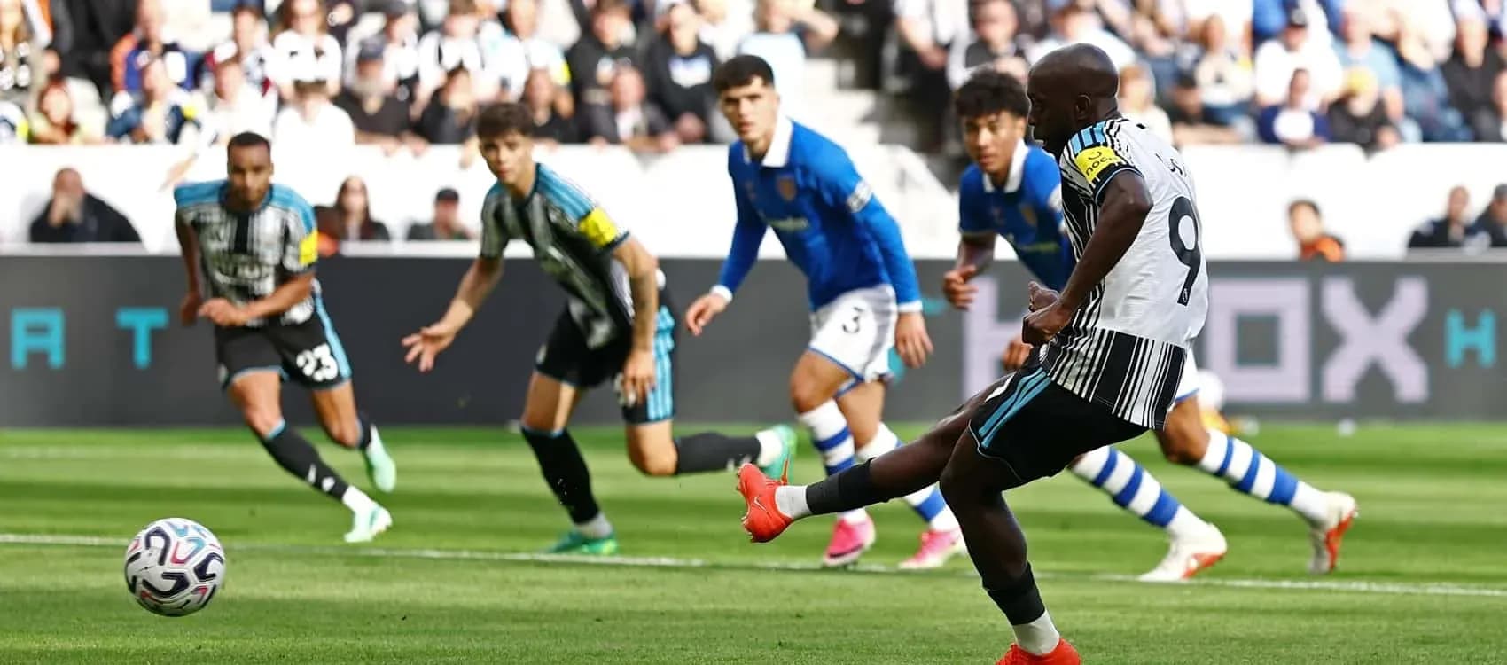 Jugador ejecutando un penalti durante el partido