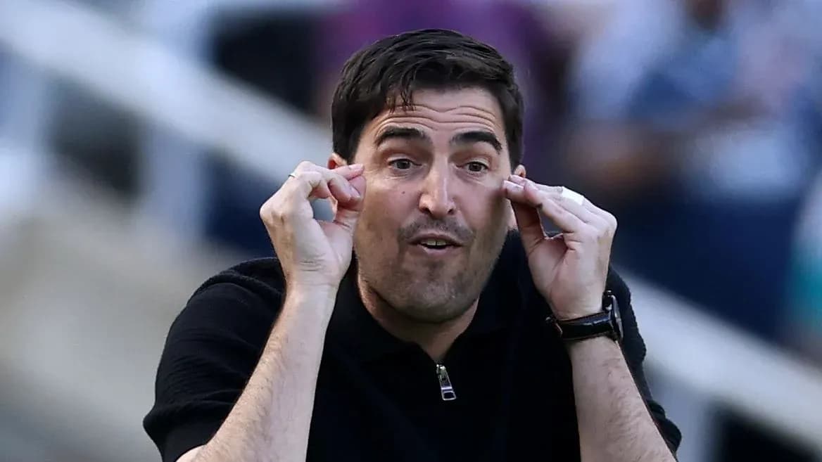 Entrenador dirigiendo a su equipo durante el partido