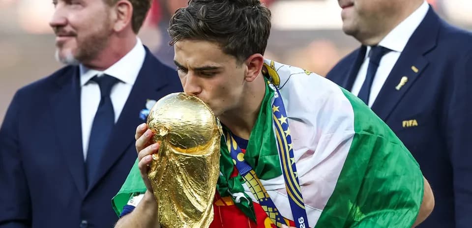 Jugador besando el trofeo de la Copa del Mundo