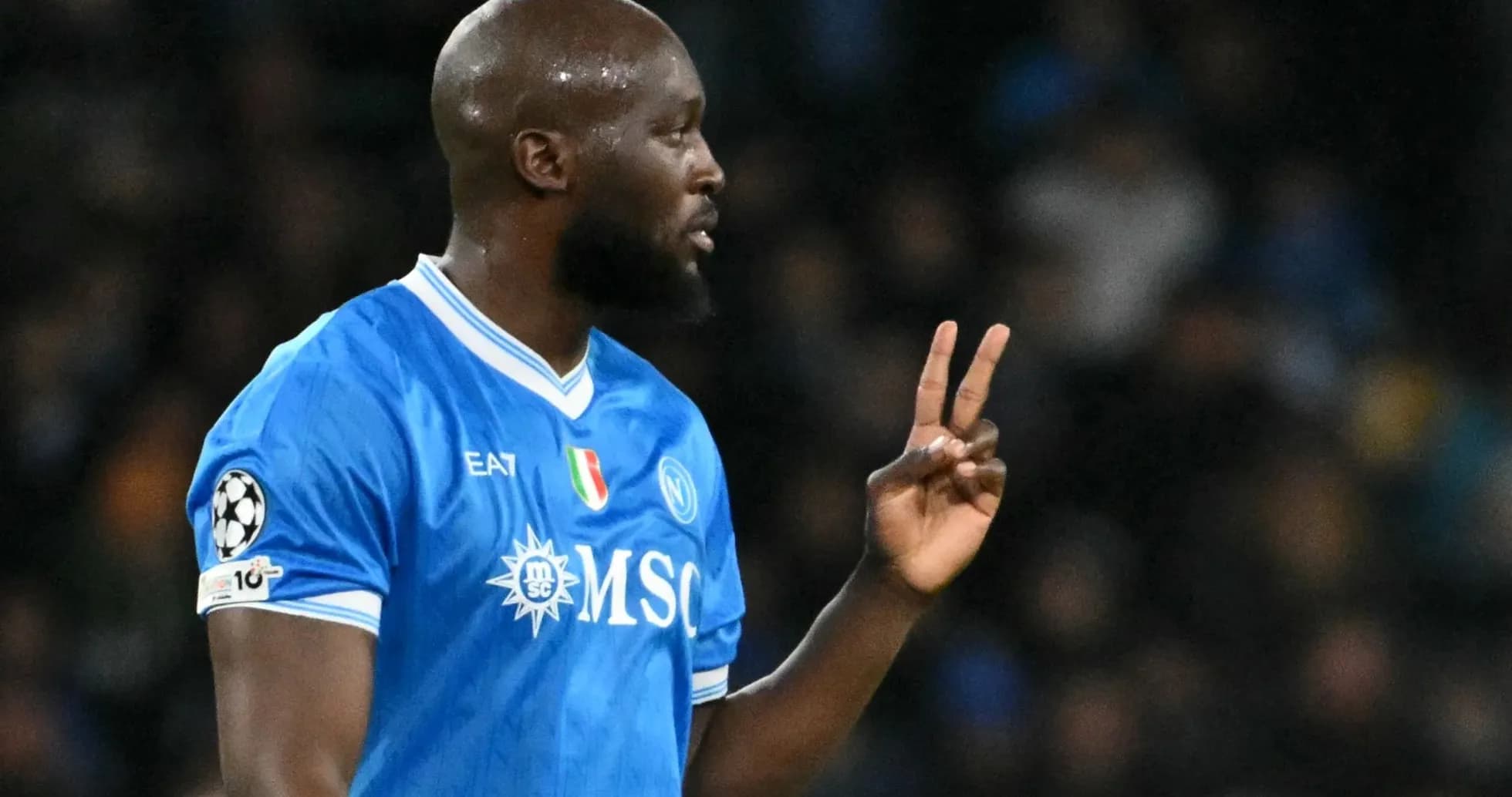 Jugador del Napoli haciendo señal de victoria en partido