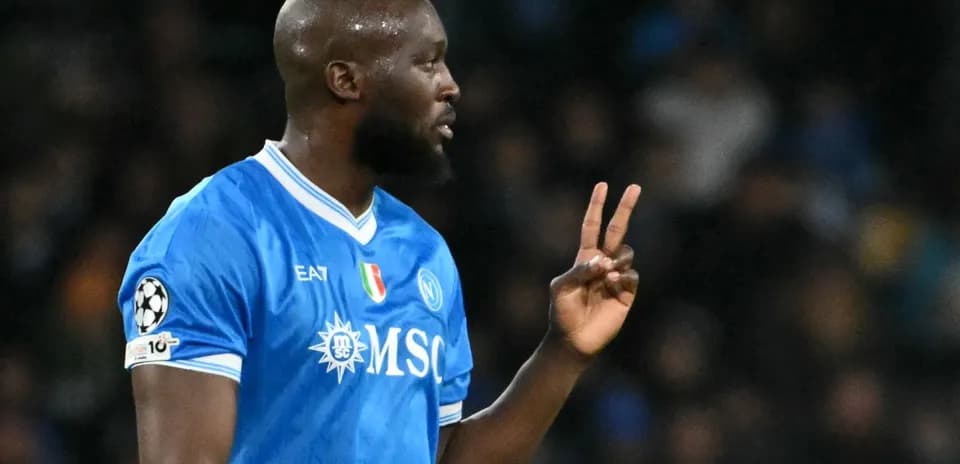Jugador del Napoli haciendo señal de victoria en partido