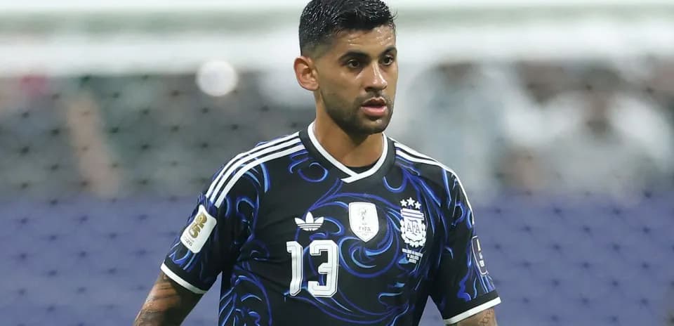 Jugador argentino en camiseta negra durante partido