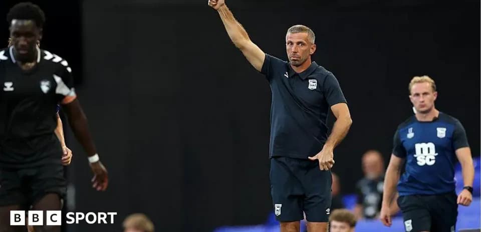 Entrenador señalando durante el partido de fútbol