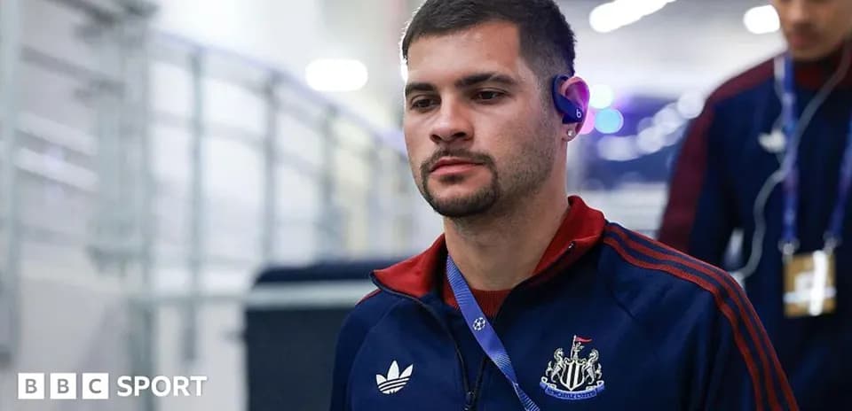 Jugador de Newcastle United llegando al estadio