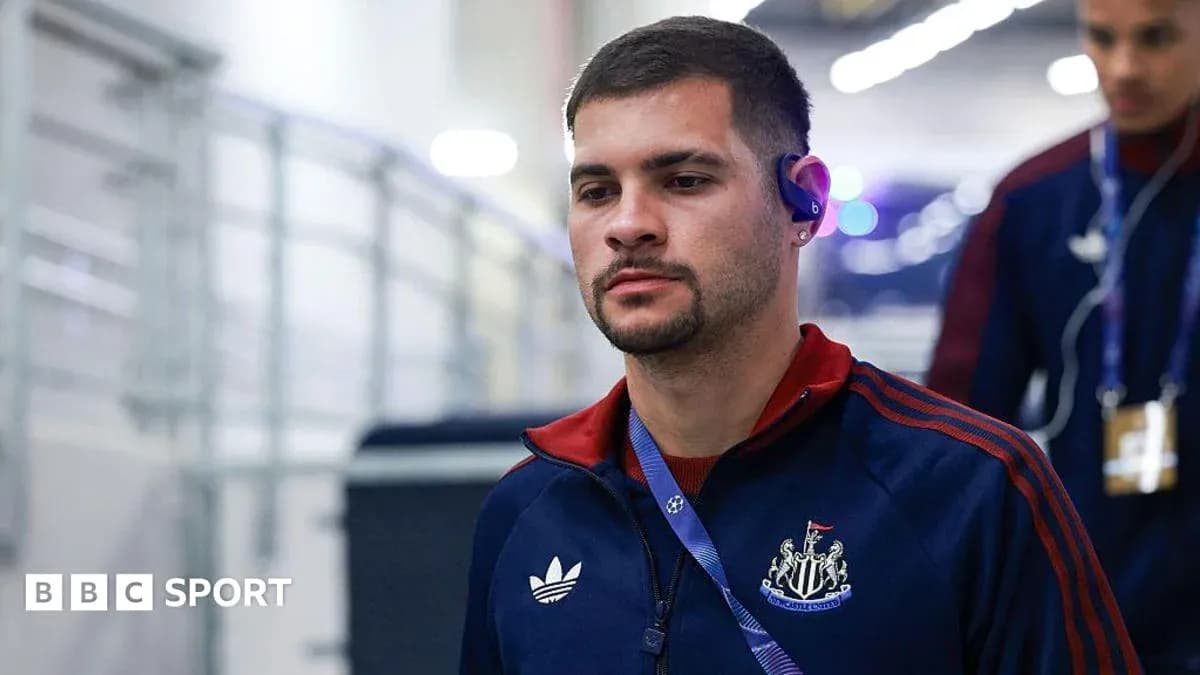 Jugador de Newcastle United llegando al estadio