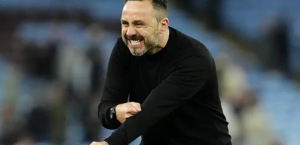 Entrenador celebrando con entusiasmo en el campo