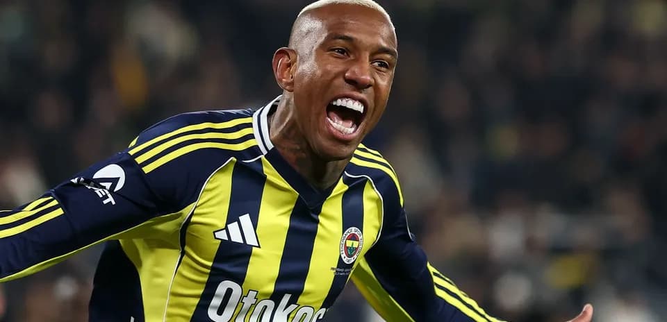 Jugador de Fenerbahçe celebrando un gol en el campo