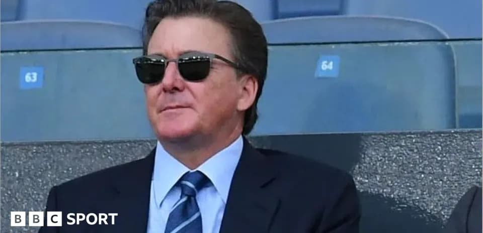 Hombre con gafas de sol en tribuna de estadio